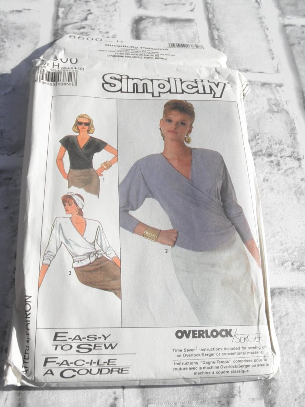 #8500, SIMPLICITY UNCUT SEWING PATTERN MISSES TOPS (SIZE 6-8-10)